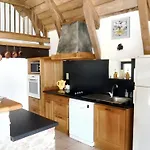 Hébergement de vacances Maison Spacieuse à Avec Cheminée 250 M² Castelnau-de-Mandailles